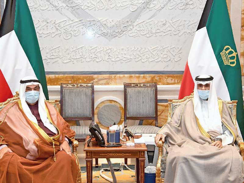  سمو أمير البلاد الشيخ نواف الأحمد مستقبلاً سمو الشيخ ناصر المحمد أمس