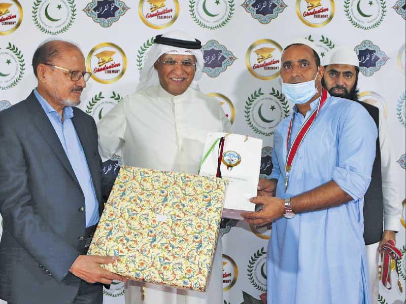  القنصل العام للكويت في هونغ كونغ ومكاو صلاح السيف مكرما دفعة من حافظي القرآن الكريم في مسجد «كاولون»