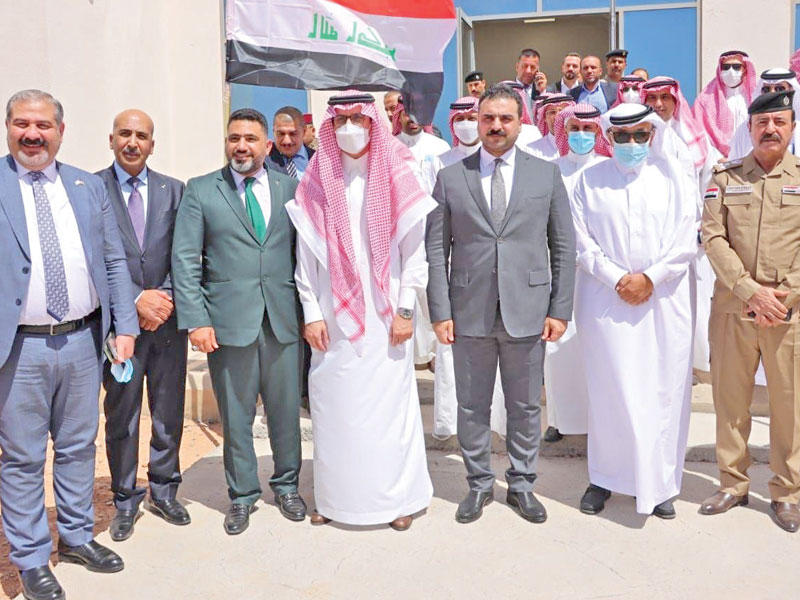 لقطة جماعية قبيل الاجتماع السعودي- العراقي بمنفذ «عرعر» أمس (كونا)