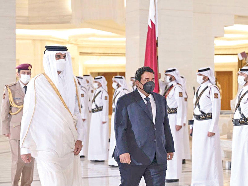أمير قطر تميم بن حمد خلال استقبال عدد من الوزراء رئيس المجلس الرئاسي الليبي محمد المنفي