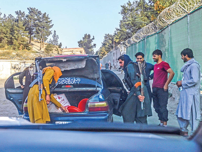 عناصر من «طالبان» يفتّشون سيارة في كابول أمس الأول (أ ف ب)