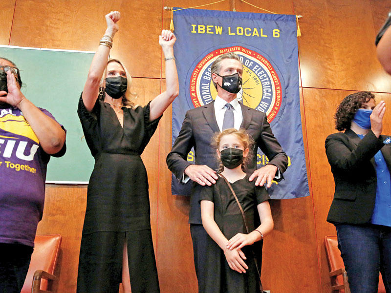 غافين نيوسوم مع زوجته وابنتهما في سان فرانسيسكو أمس الأول (رويترز)