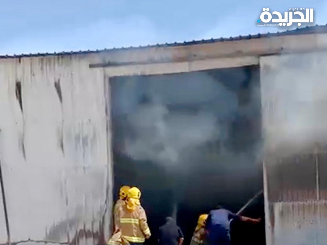 فرق الإطفاء تخمد حريق مخزن أعلاف بالوفرة