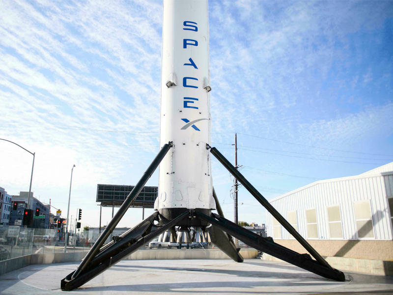 أولى رحلات سبايس إكس السياحية إلى الفضاء