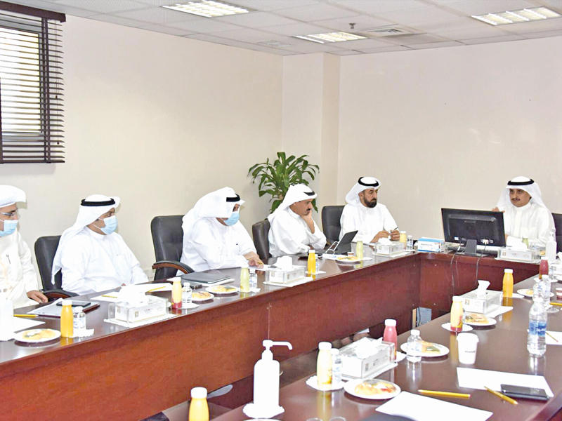 المدير العام لبلدية الكويت، المهندس أحمد المنفوحي خلال ترؤسه اجتماع اللجنة التنسيقية