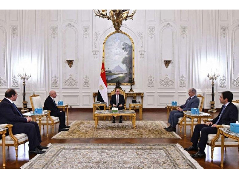 الرئيس المصري عبد الفتاح السيسي يستقبل رئيس البرلمان الليبي عقيلة صالح (يسار) واللواء المتقاعد خليفة حفتر في القاهرة 