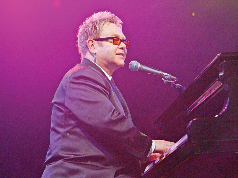 النجم البريطاني إلتون جون 