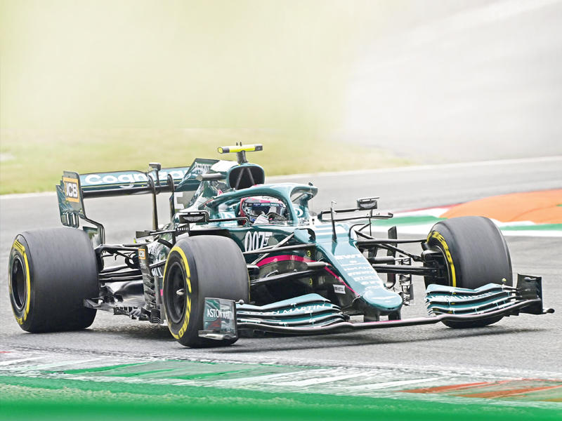 فيتل سائق أستون مارتن