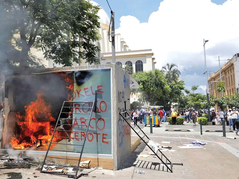  حرق صراف آلي لعملة بيتكوين في السلفادور (رويترز) 