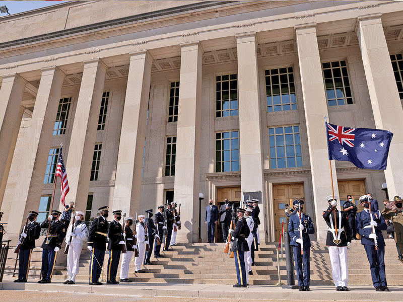 وزيرا الدفاع الأميركي والأسترالي خلال لقائهما في البنتاغون أمس الأول (رويترز)