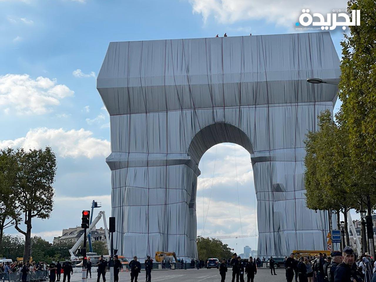 تغليف «قوس النصر» بـ25 ألف متر مربع من القماش