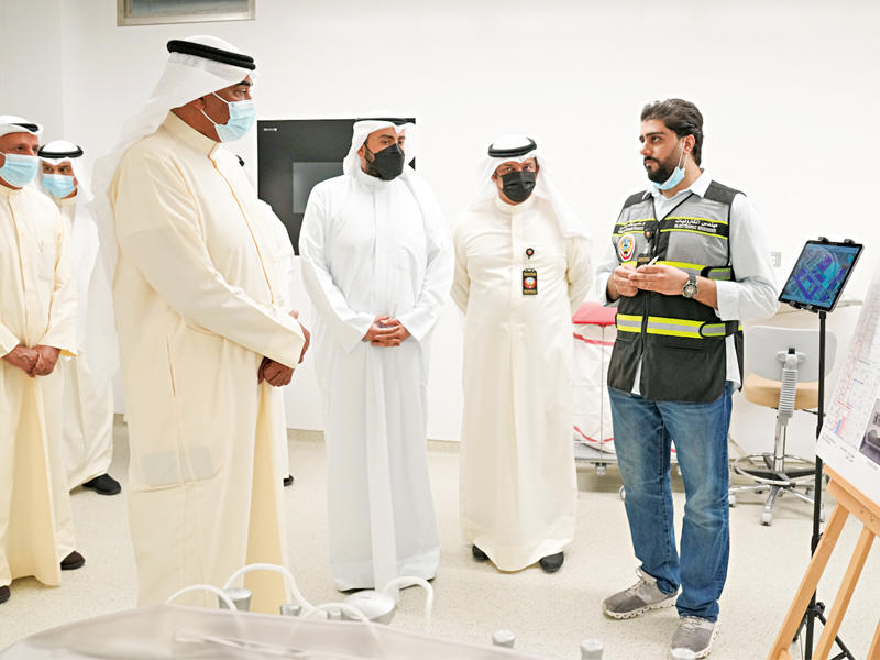 رئيس مجلس الوزراء سمو الشيخ صباح الخالد خلال تفقده مشروع مستشفى الفروانية أمس بحضور بعض الوزراء