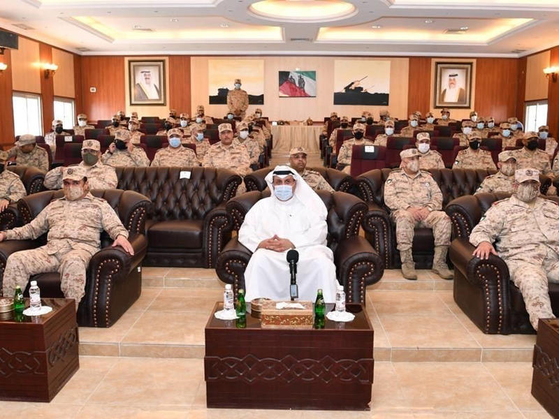 وزير الدفاع مع كبار ضباط الجيش أمس