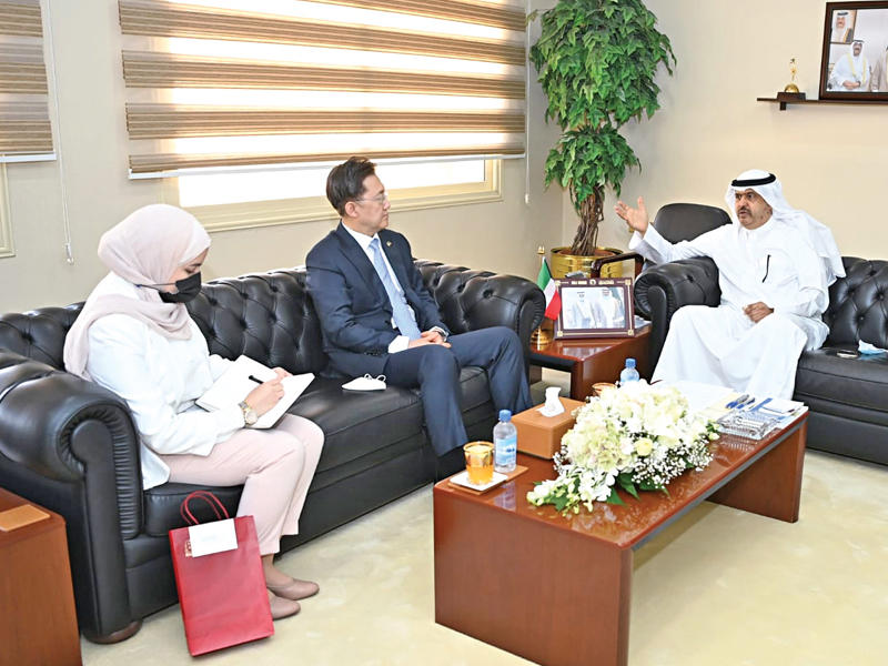 محافظ حولي مستقبلاً سفير كوريا أمس