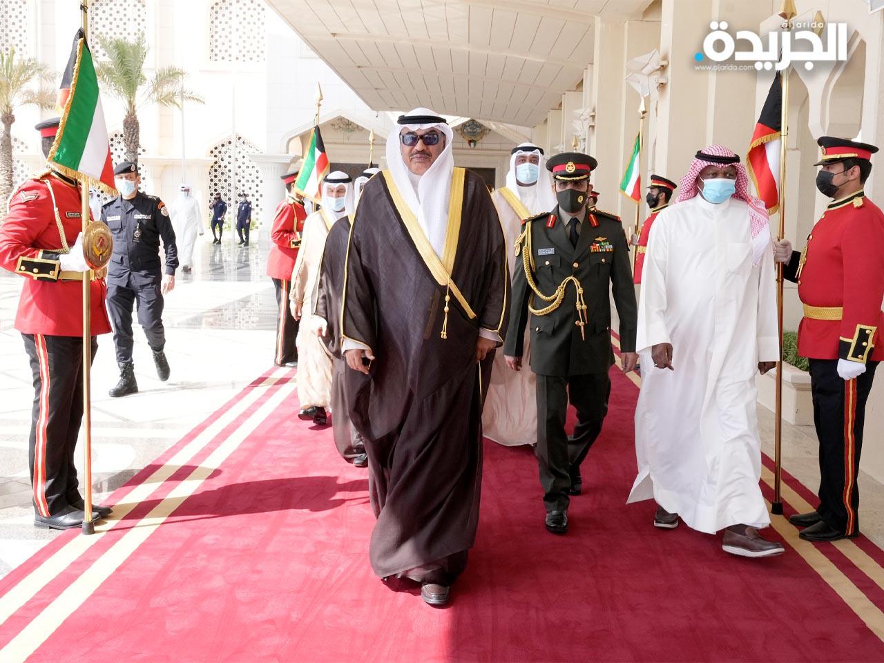 الخالد مغادراً البلاد