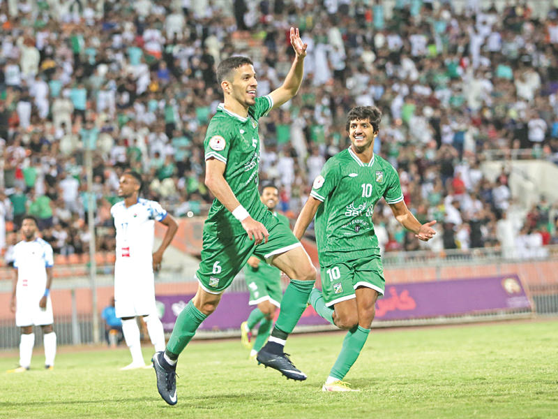 سلطان العنزي محتفيا بهدفه الأول مع العربي