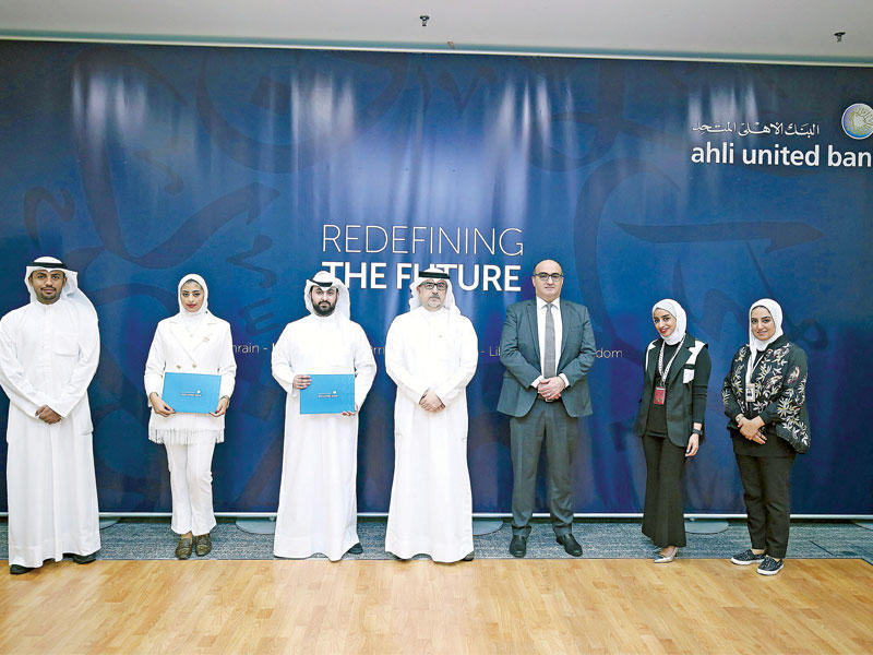 نقيب أمين وعدد من موظفي الموارد البشرية بالبنك يكرمون طلبة «لوياك»