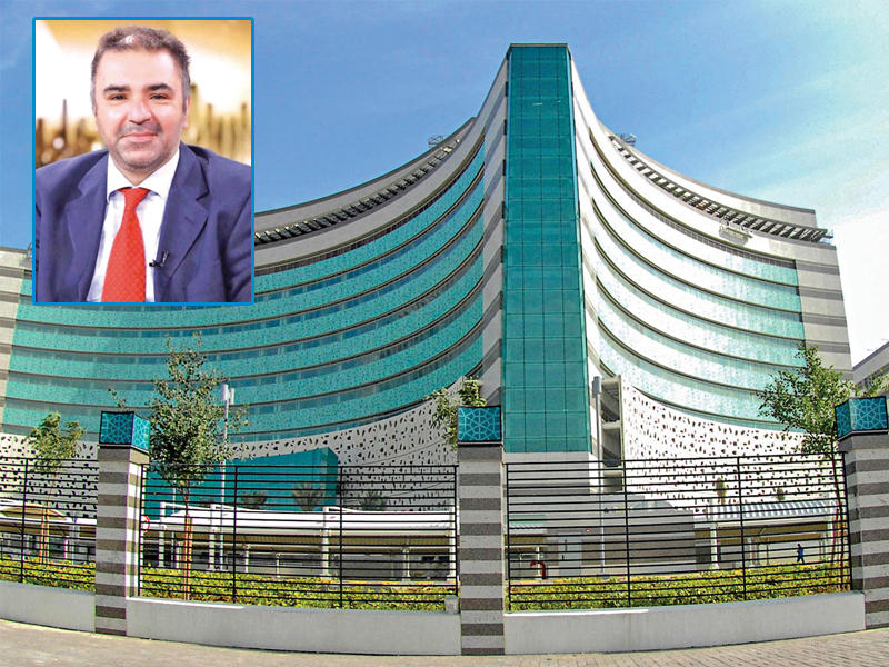 مستشفى جابر ويظهر في الإطار طبيب الصحة الوقائية في وزارة الصحة د. عبدالله بهبهاني