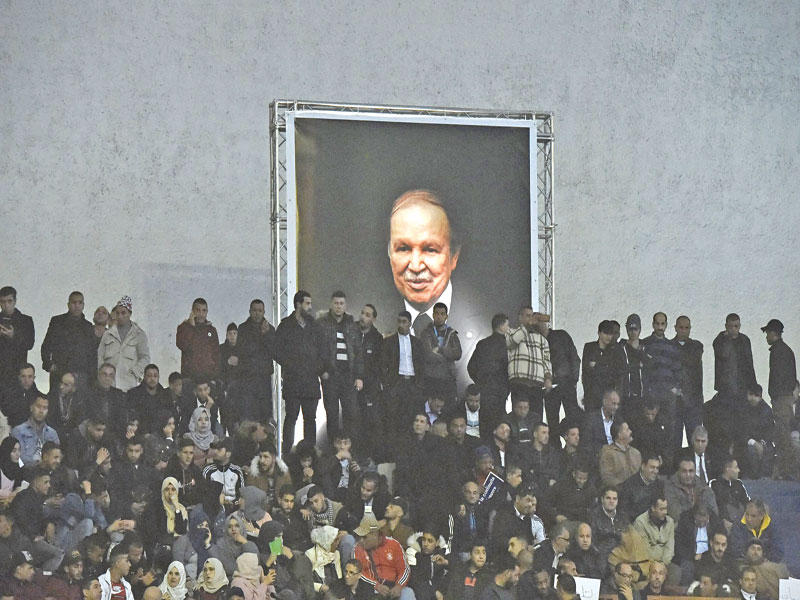 مناصرون لبوتفليقة أمام صورة عملاقة له في 2019  