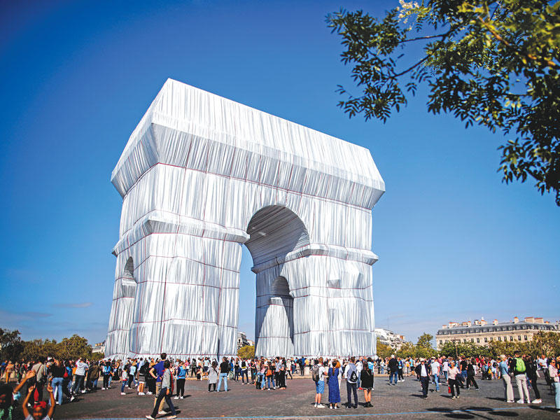 «قوس النصر» وسط باريس كما بدا أمس بعد تغليفه بالنسيج وفق رؤية الفنان البيئي الراحل كريستو (رويترز)