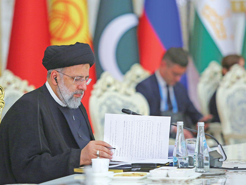 الرئيس الأصولي المتشدد إبراهيم رئيسي في قمة شنغهاي أمس الأول 