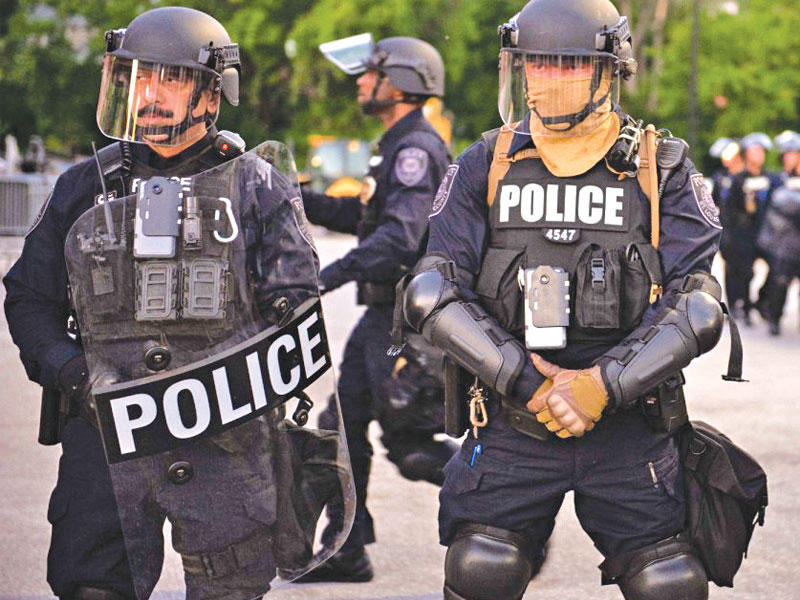 أفراد الشرطة حول مبنى الكونغرس الأميركي