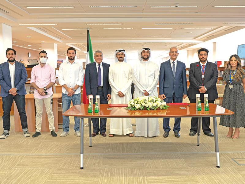 صورة جماعية خلال زيارة وفد الجمعية للكلية