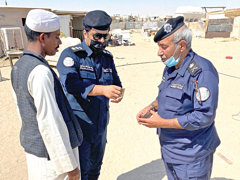 اللواء سالم الأحيمر يدقق في هوية أحد العمال 