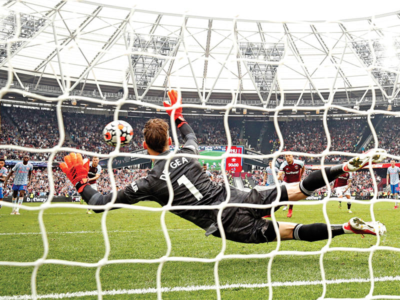 دي خيا حارس مرمى مان يونايتد يتصدى لركلة الجزاء