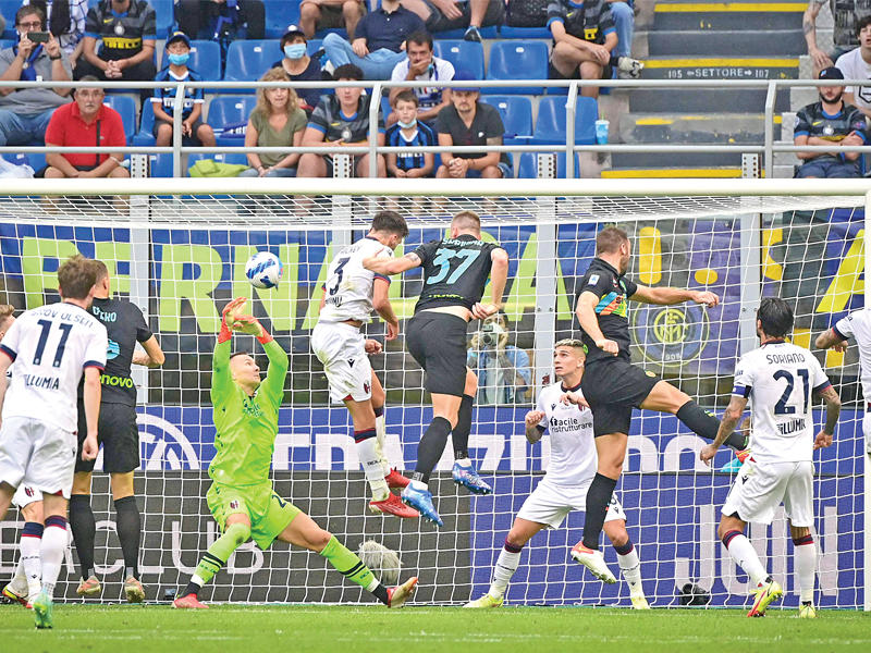 سكرينار نجم إنتر ميلان يسجل هدفه في مرمى بولونيا