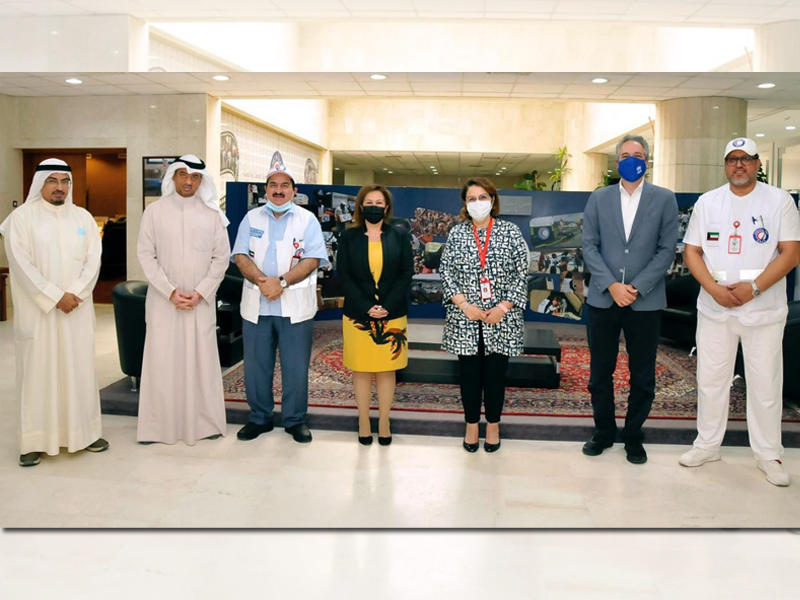 مسؤولة مفوضية اللاجئين خلال زيارتها «الهلال الأحمر» أمس