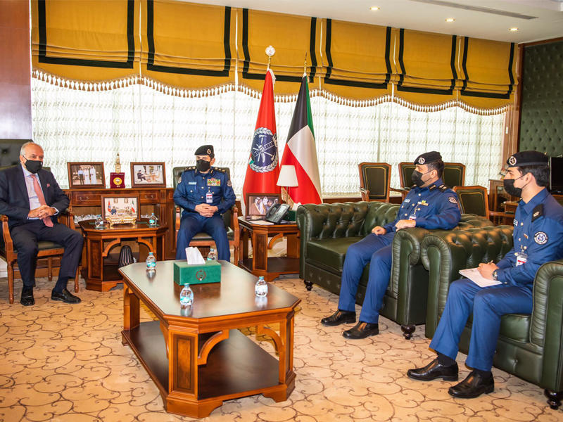  رئيس قوة الإطفاء العام الفريق خالد المكراد مستقبلاً السفير اليوناني أمس