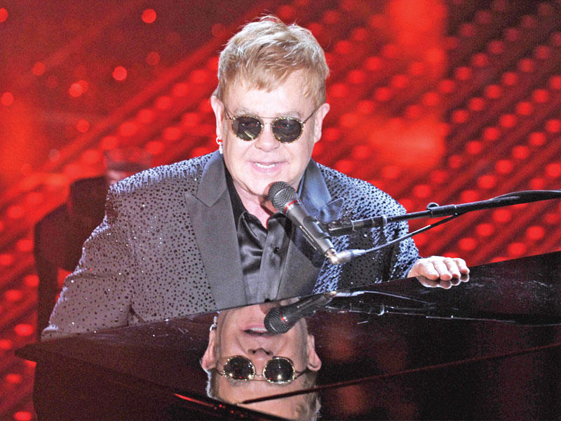 المغني البريطاني التون جون 