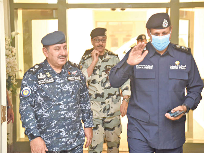وكيل وزارة الداخلية الفريق الشيخ فيصل النواف خلال جولته أمس