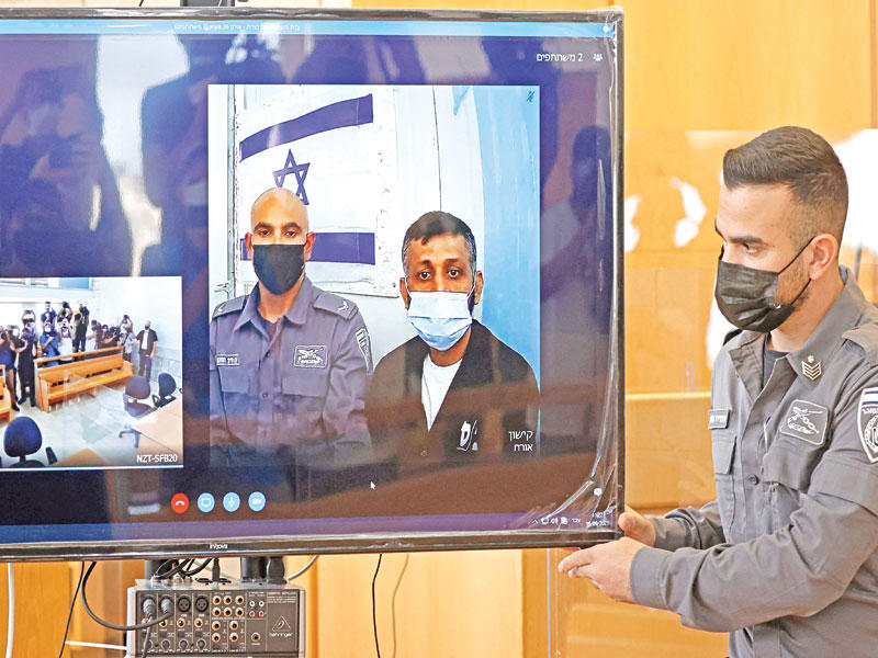 الأسير الفلسطيني محمد العارضة خلال مثوله عبر الفيديو أمس أمام محكمة الناصرة (أ ف ب)