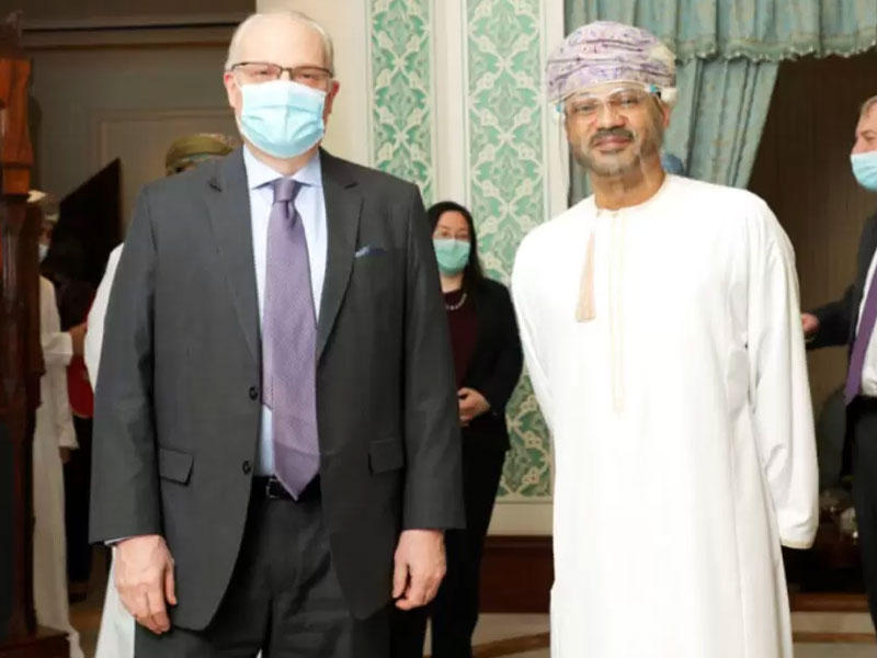 وزير الخارجية العماني بدر حمد البوسعيدي في لقاء مع المبعوث الأميركي الخاص إلى اليمن تيموثي ليندركينغ