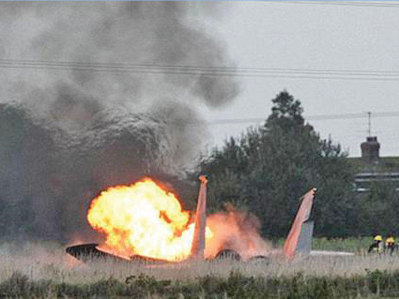 حطام سقوط طائرتين عسكريتين تابعتين لـ«الجيش الوطني»، الذي يقوده المشير خليفة حفتر