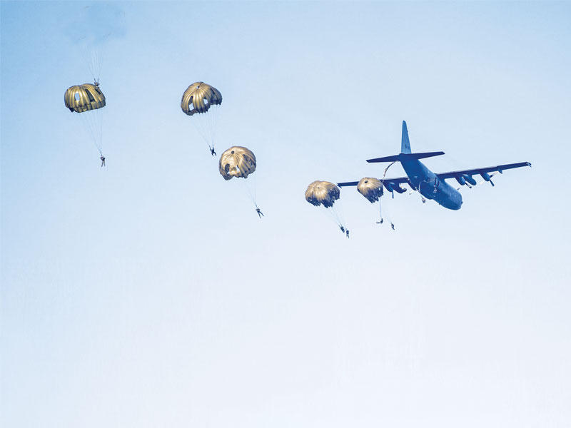 مظليون يقفزون من طائرة عسكرية خلال احياء الجيش الأسترالي ذكرى معركة «ماركت غاردن» في الحرب العالمية الثانية (أ ف ب)