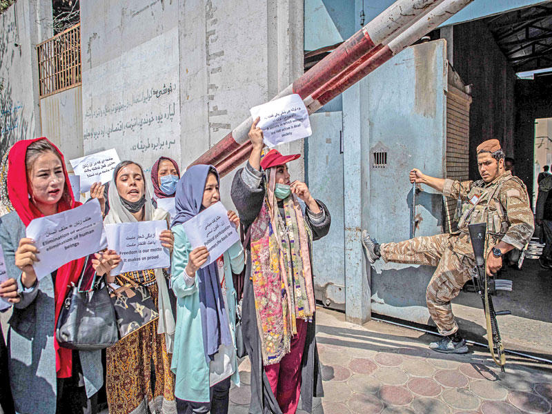 تظاهرة نسائية تطالب بحق العمل في كابول أمس (أ ف ب)