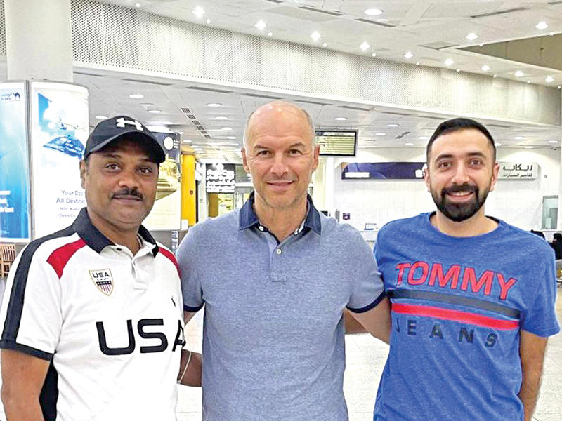 الكرواتي بيريك يتوسط مشعل العبكل وعبدالله الحائري