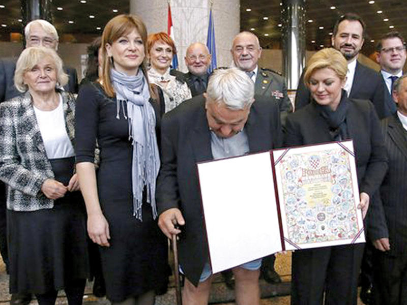 لحظة سقوط سروال النائب رئيس الحزب الليبرالي الديموقراطي الروسي، فلاديمير جيرينوفسكي