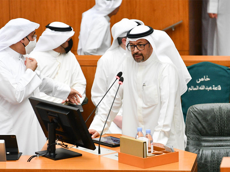 وزير المالية ووزير الدولة للشؤون الاقتصادية والاستثمار خليفة حمادة  في جلسة سابقة