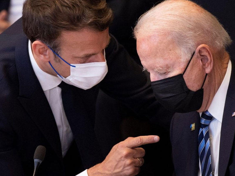 الرئيسين الأميركي جو بايدن والفرنسي إيمانويل ماكرون