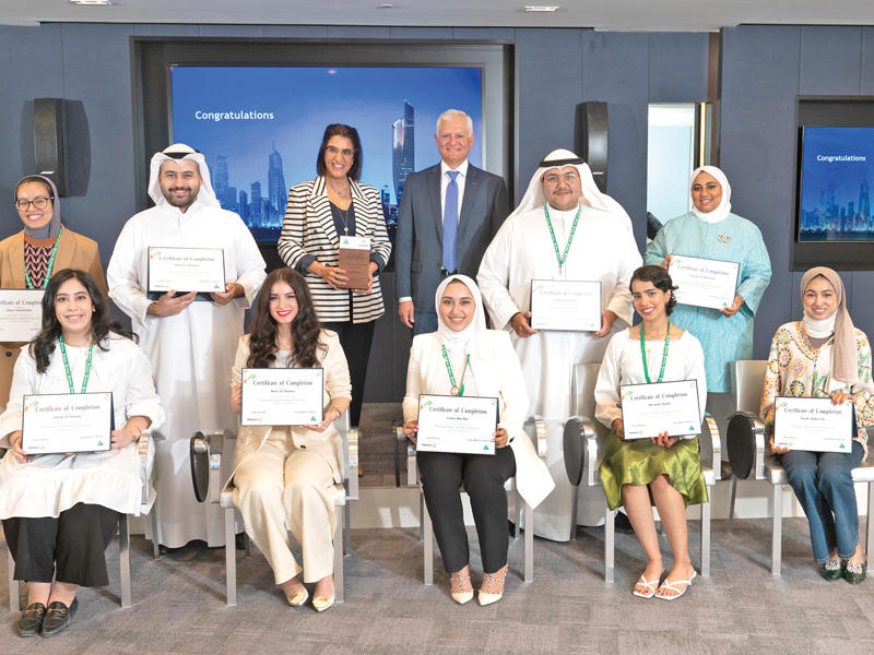 سمير قاسم وليلى هلال المطيري في صورة جماعية مع عدد من المتدربينn