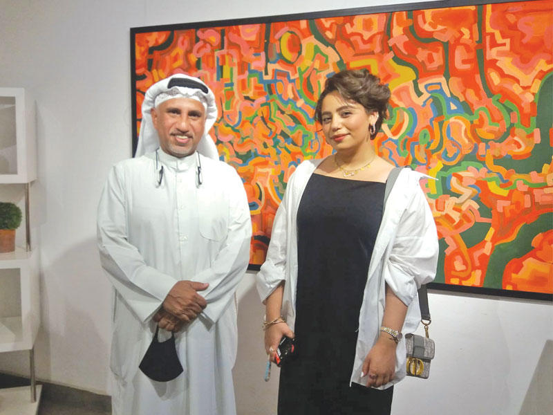 الفنانة التشكيلية فضة سراب مع والدها