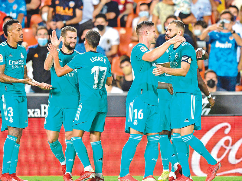 فرحة لاعبي ريال مدريد بهدف كريم بنزيمة