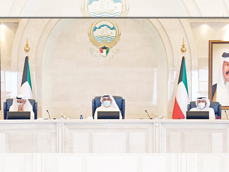 وزير الدفاع الشيخ حمد الجابر مترئساً اجتماع مجلس الوزراء امس