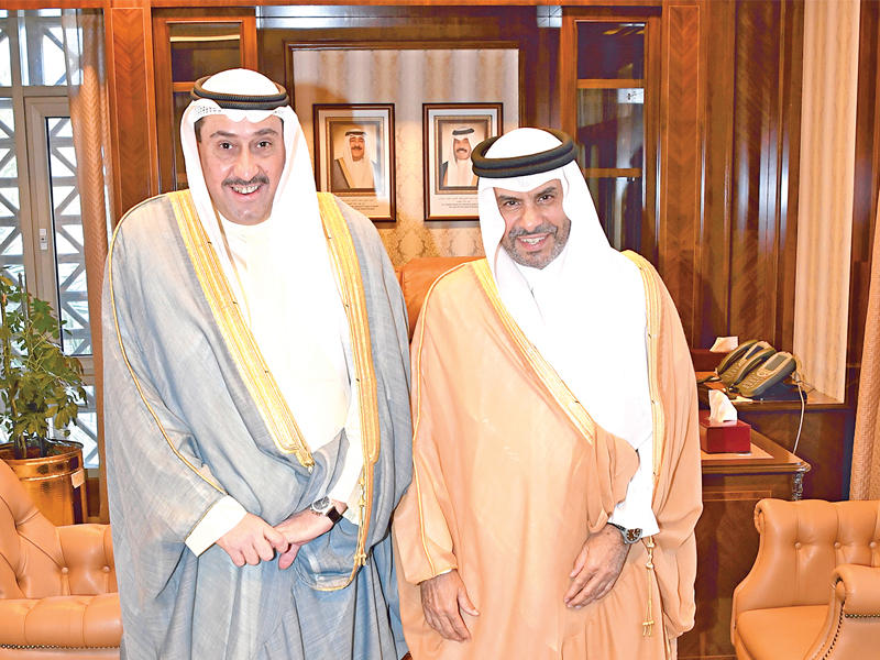 المستشار بالديوان الأميري، الشيخ فيصل الحمود مستقبلاً سفير دولة قطر لدى الكويت علي بن عبدالله آل محمود