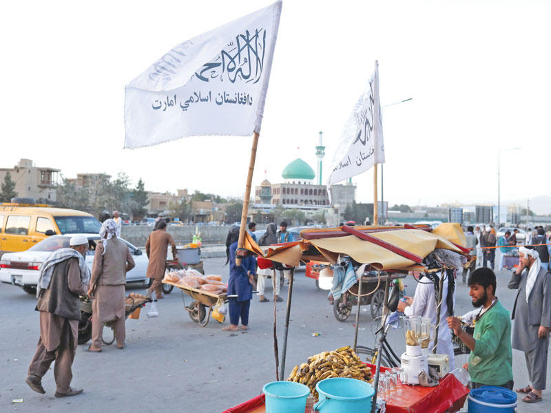 أعلام «طالبان» ترفرف في أحد شوارع كابول (رويترز) 