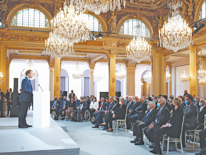 الرئيس الفرنسي إيمانويل ماكرون يتحدث إلى أحد قادة «الحركيين الجزائريين» الذين قاتلوا إلى جانب الجيش الفرنسي خلال حرب الاستقلال الجزائرية، بعدما طلب الصفح منهم، واعداً برفع معاشات المقاتلين القدامى ومساعدة أولادهم